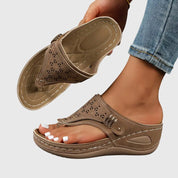 Nora Halvorsdal | Orthopedic Wedge Flip Sandals in Taupe