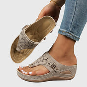Nora Halvorsdal | Orthopedic Wedge Flip Sandals in Taupe